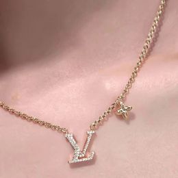 Designer Gold For Women Pendant Necklace Elegant L Necklaces High Quality Wedding Jewellery Letters Jewelry Party Gift Necklace Chain 00B4