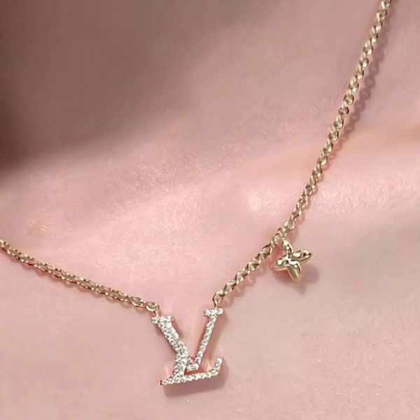 Designer Gold For Women Pendant Necklace Elegant L Necklaces High Quality Wedding Jewellery Letters Jewelry Party Gift Necklace Chain 00B4